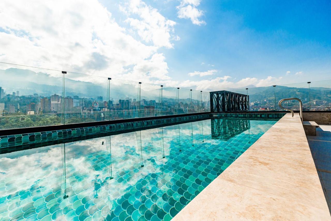 Hotel York Luxury Suites Medellin By Preferred المظهر الخارجي الصورة Rooftop pool