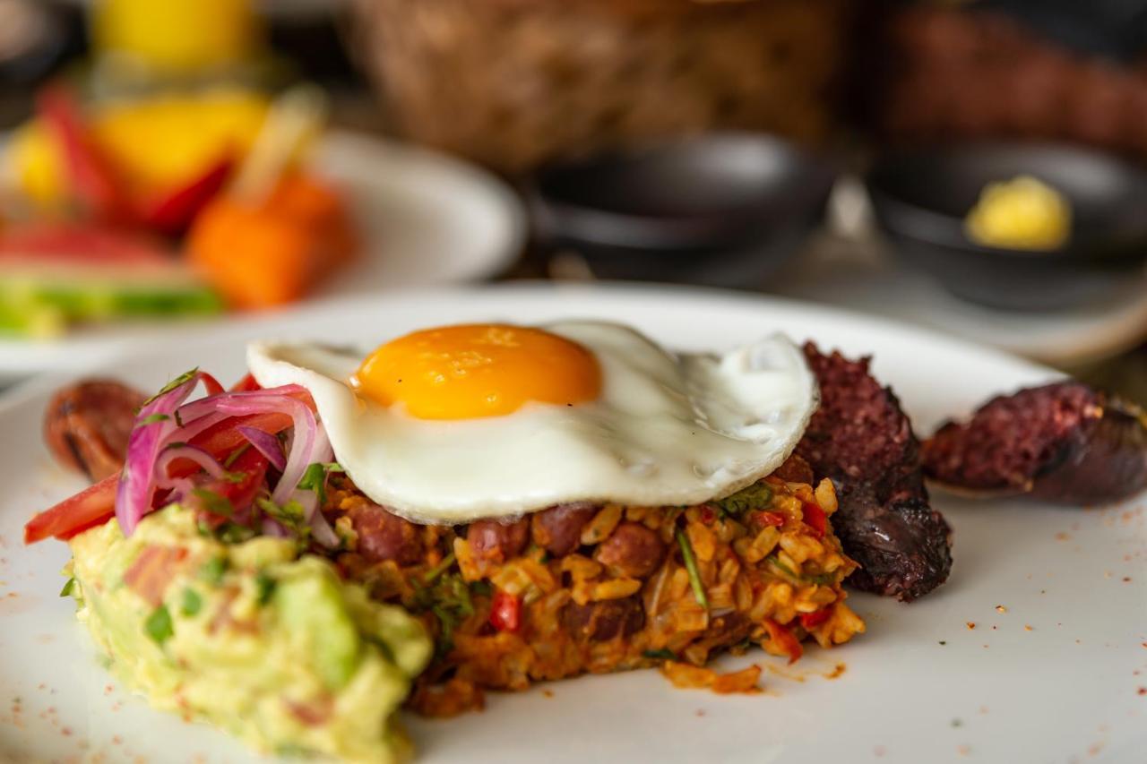 Hotel York Luxury Suites Medellin By Preferred المظهر الخارجي الصورة A plate of chaat