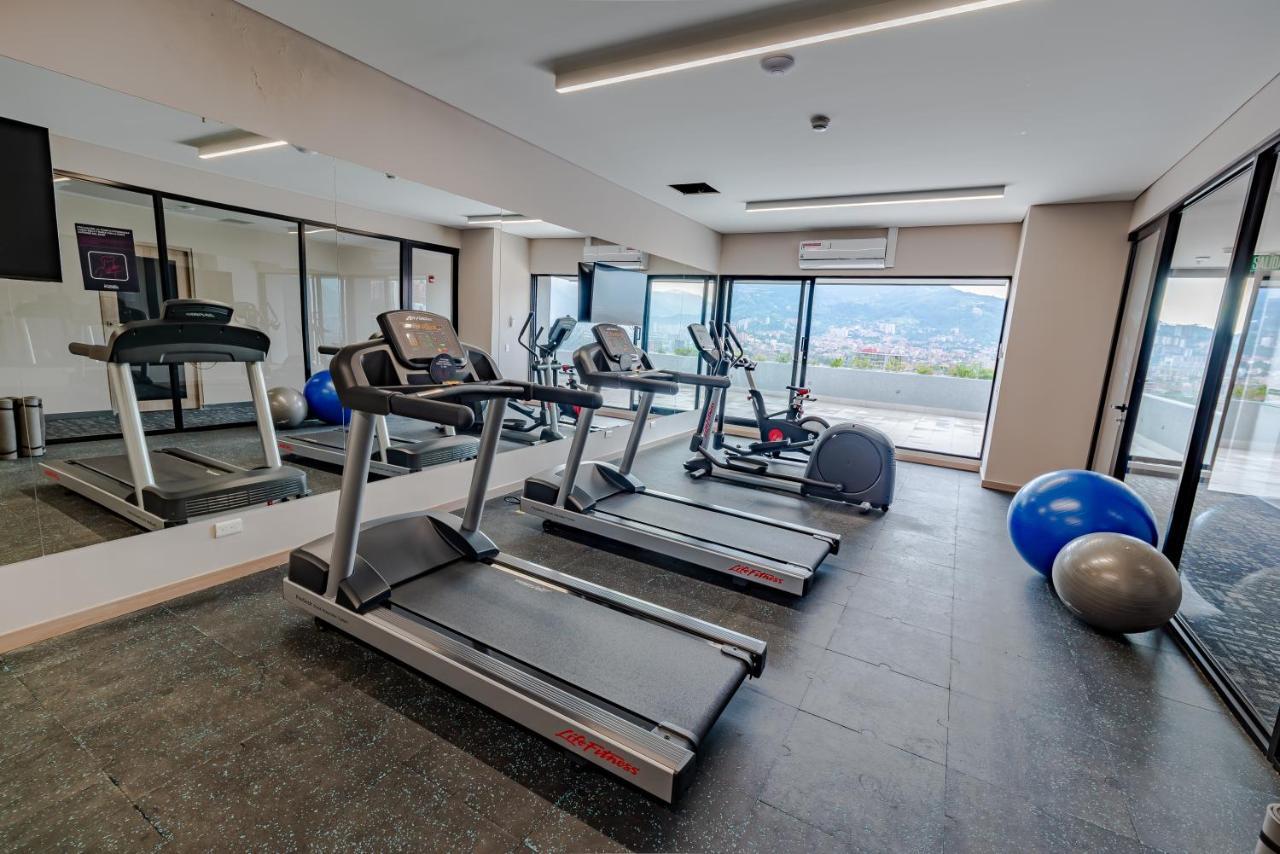Hotel York Luxury Suites Medellin By Preferred المظهر الخارجي الصورة The gym at the hotel