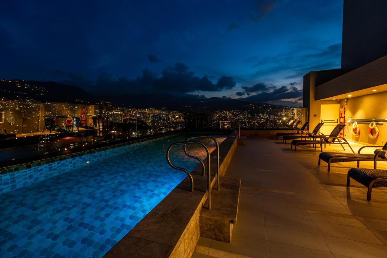 Hotel York Luxury Suites Medellin By Preferred المظهر الخارجي الصورة Rooftop pool at the Hotel