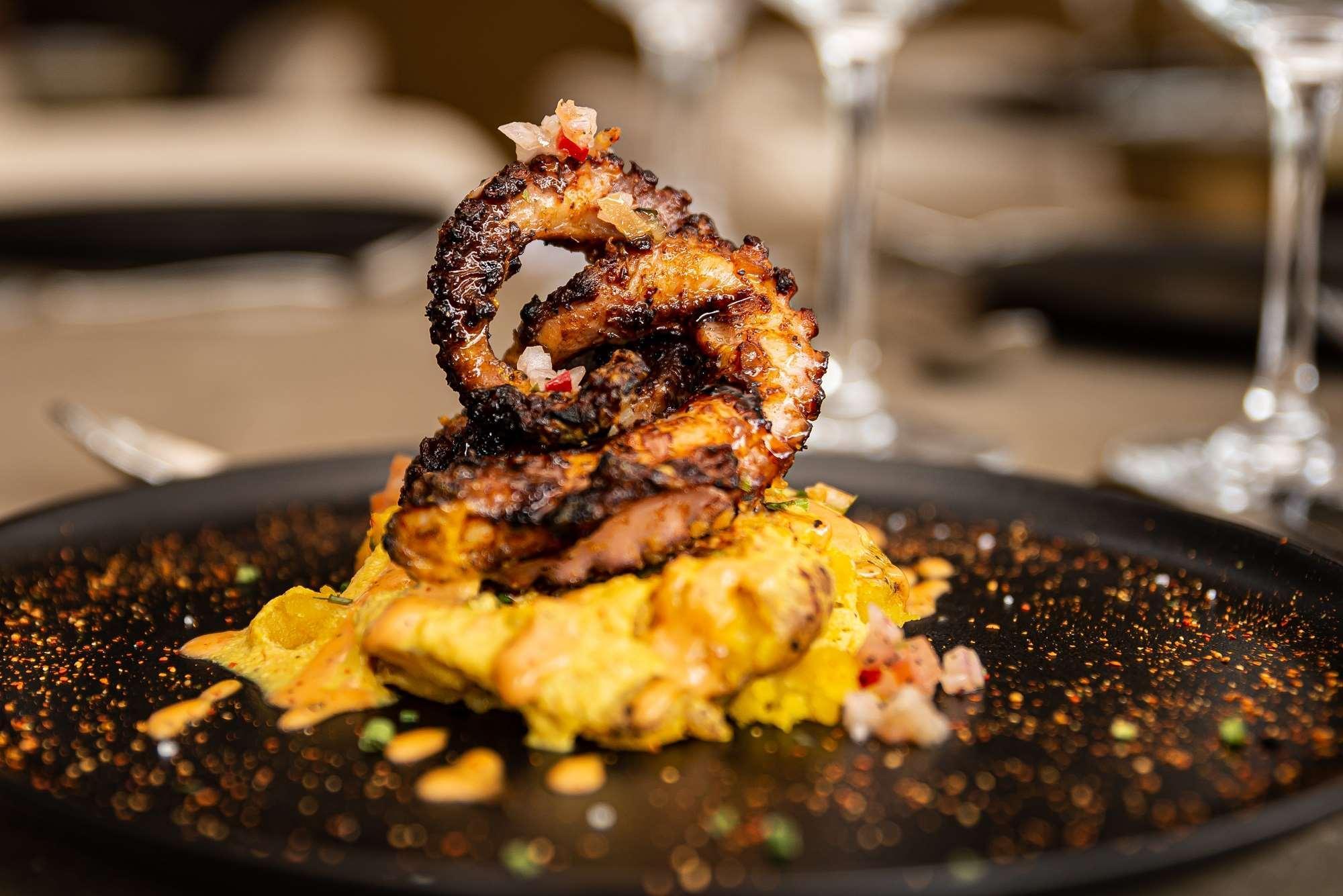 Hotel York Luxury Suites Medellin By Preferred المظهر الخارجي الصورة Grilled octopus