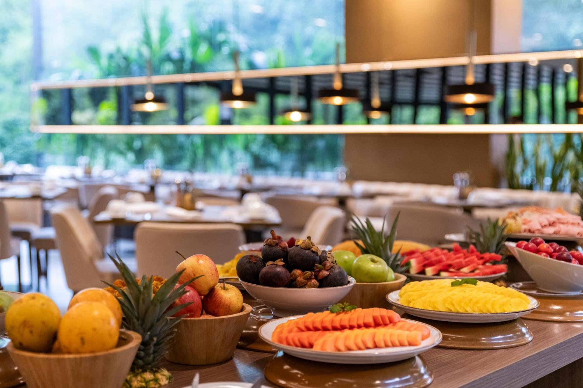 Hotel York Luxury Suites Medellin By Preferred المظهر الخارجي الصورة A fruit salad buffet