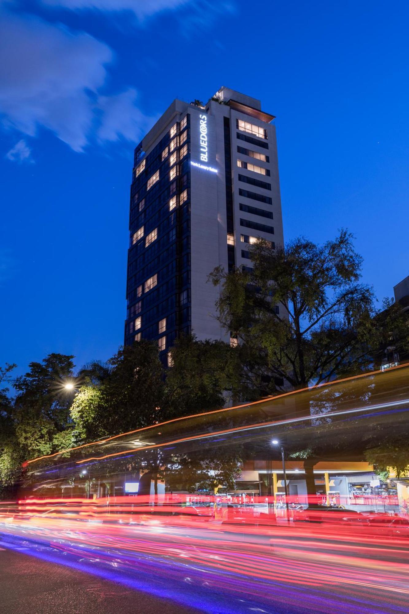 Hotel York Luxury Suites Medellin By Preferred المظهر الخارجي الصورة The hotel at night