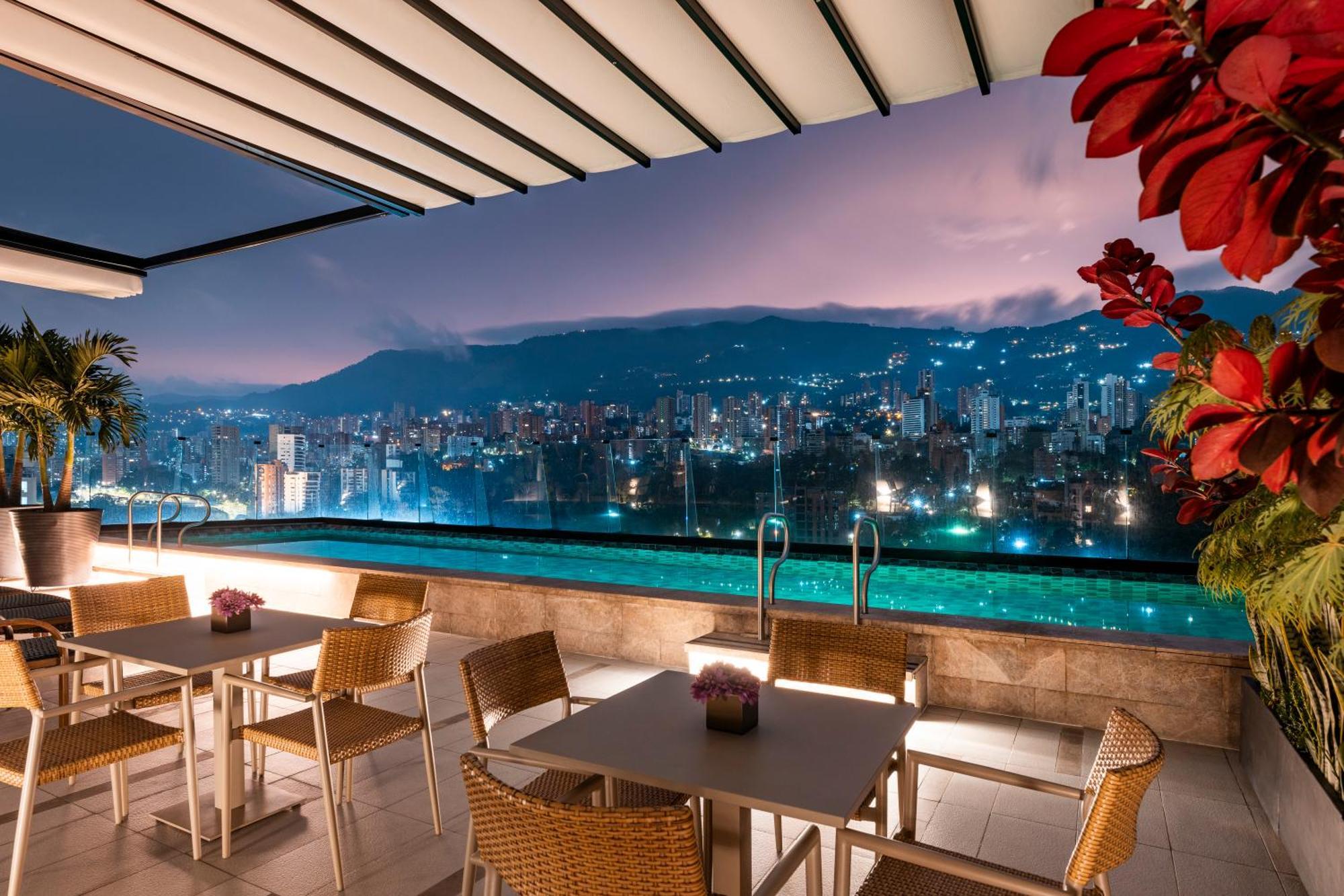Hotel York Luxury Suites Medellin By Preferred المظهر الخارجي الصورة The rooftop pool at the hotel