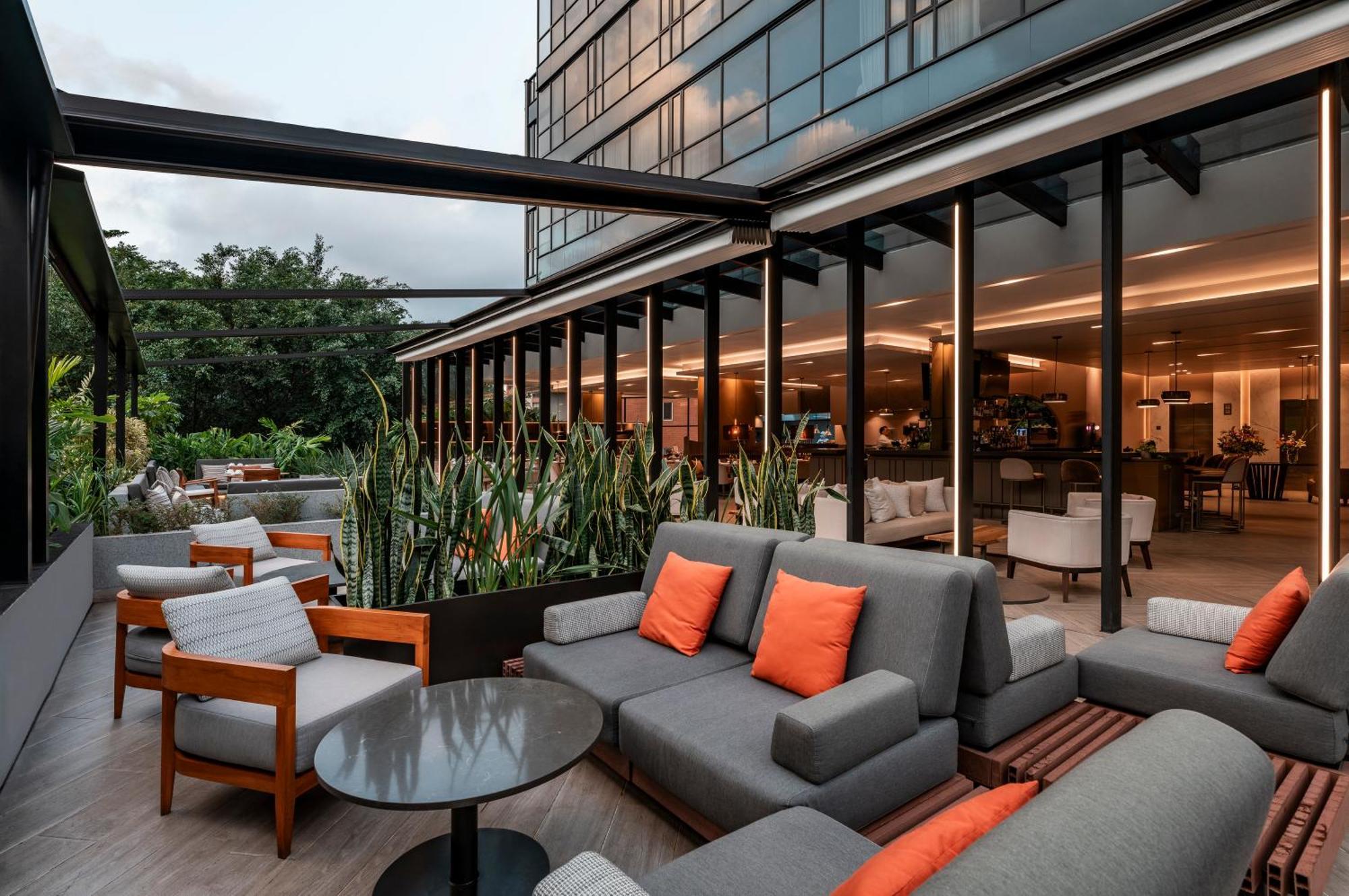 Hotel York Luxury Suites Medellin By Preferred المظهر الخارجي الصورة The hotel's rooftop lounge