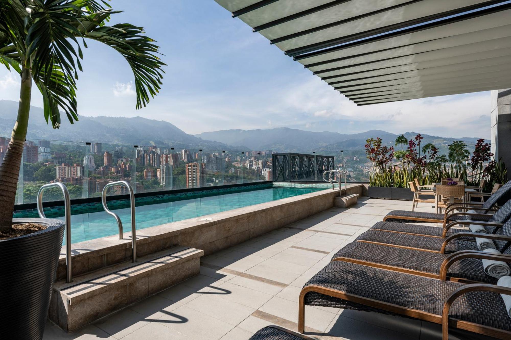 Hotel York Luxury Suites Medellin By Preferred المظهر الخارجي الصورة Rooftop pool