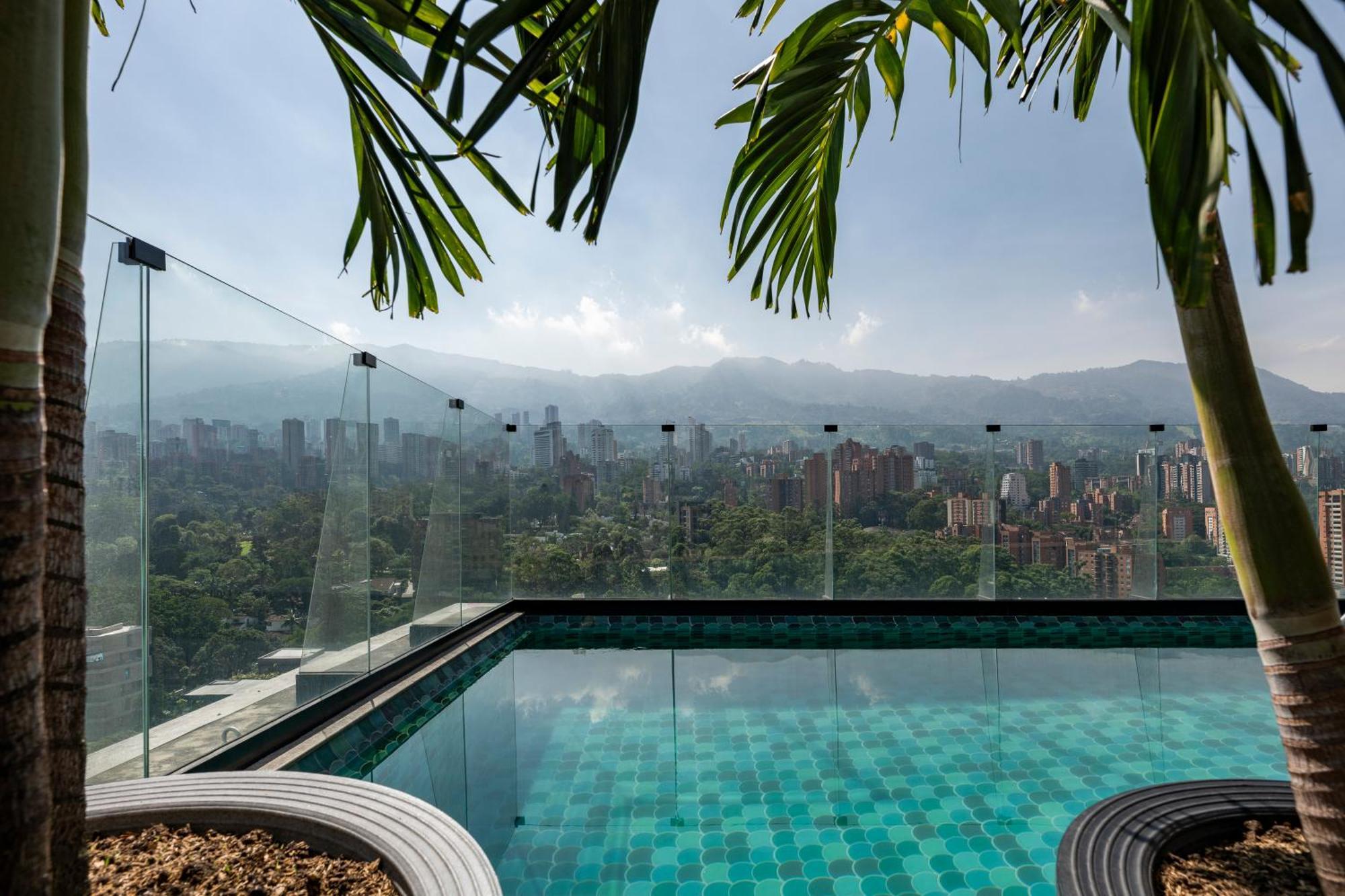 Hotel York Luxury Suites Medellin By Preferred المظهر الخارجي الصورة View from the rooftop pool
