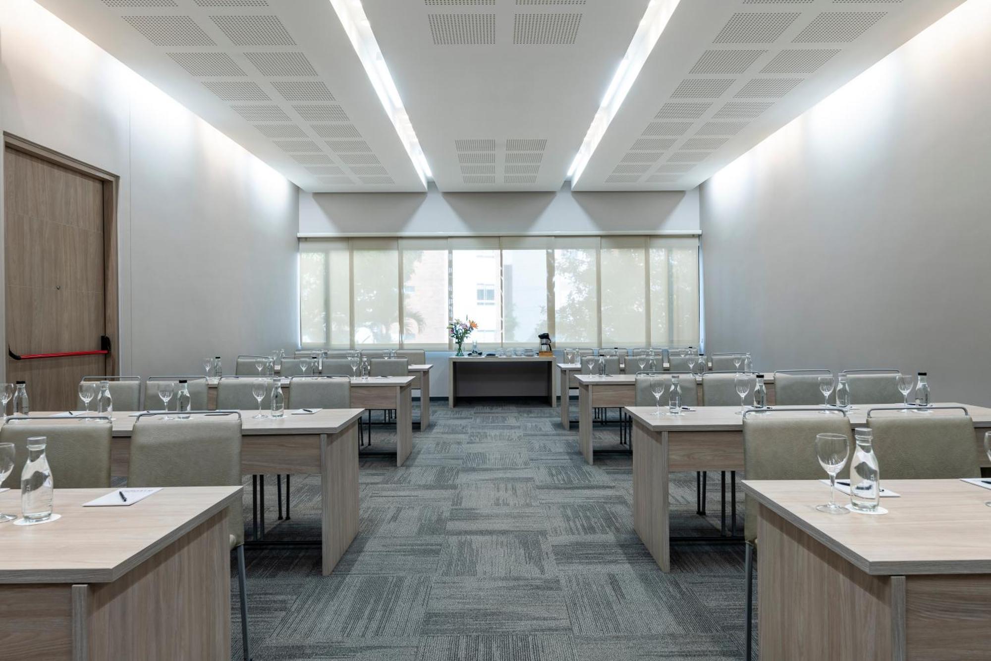 Hotel York Luxury Suites Medellin By Preferred المظهر الخارجي الصورة Meeting room