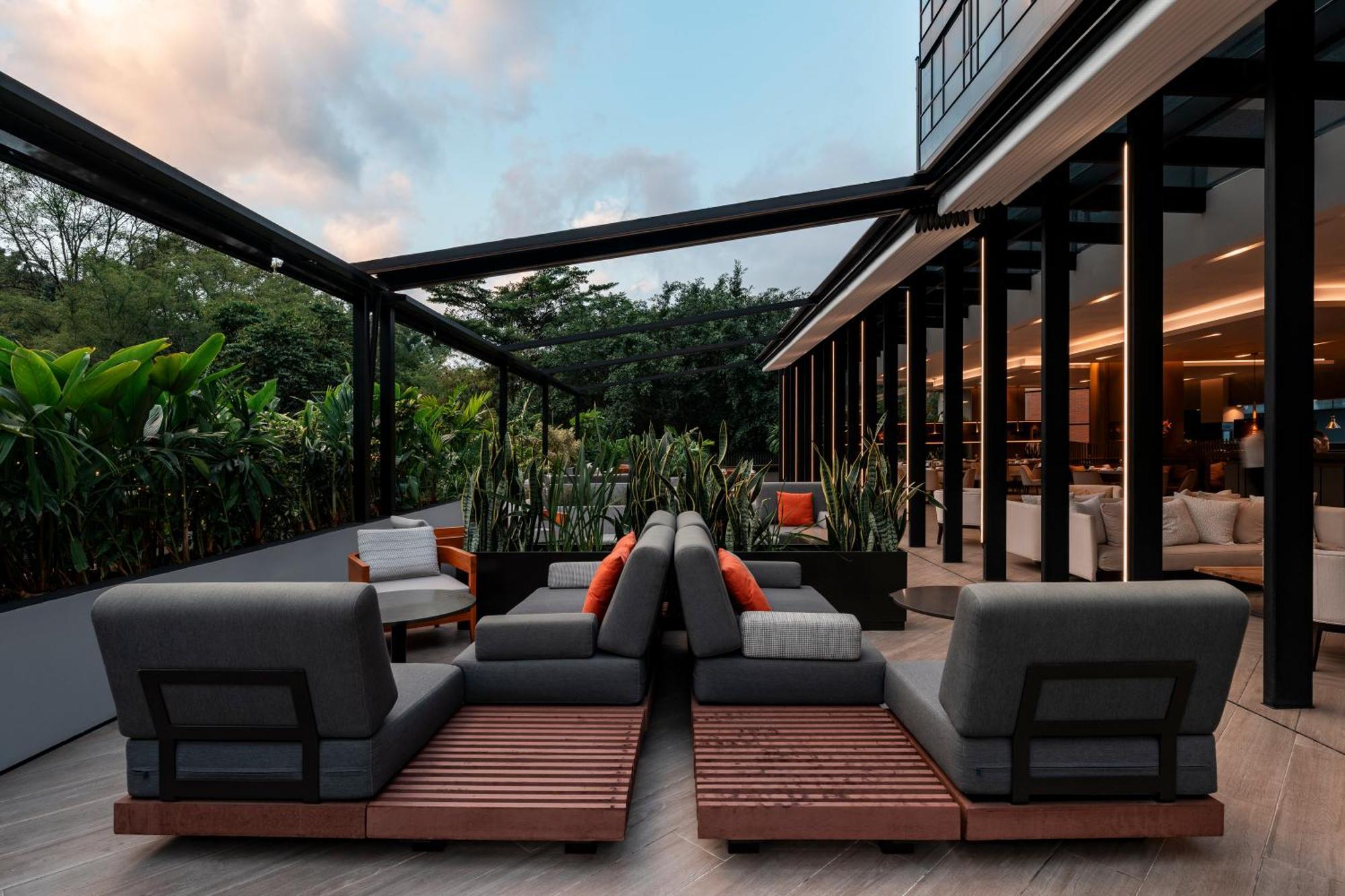 Hotel York Luxury Suites Medellin By Preferred المظهر الخارجي الصورة The hotel's rooftop lounge